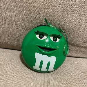 M&M CHRISTMAS MUSICAL ANIMATED ORNIMENT, SINGE AND EYE'S LIGHT UP